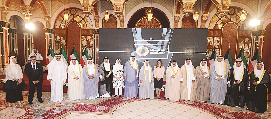 ... ومتوسطا قيادات وزارة الشباب والقائمين على المسابقة