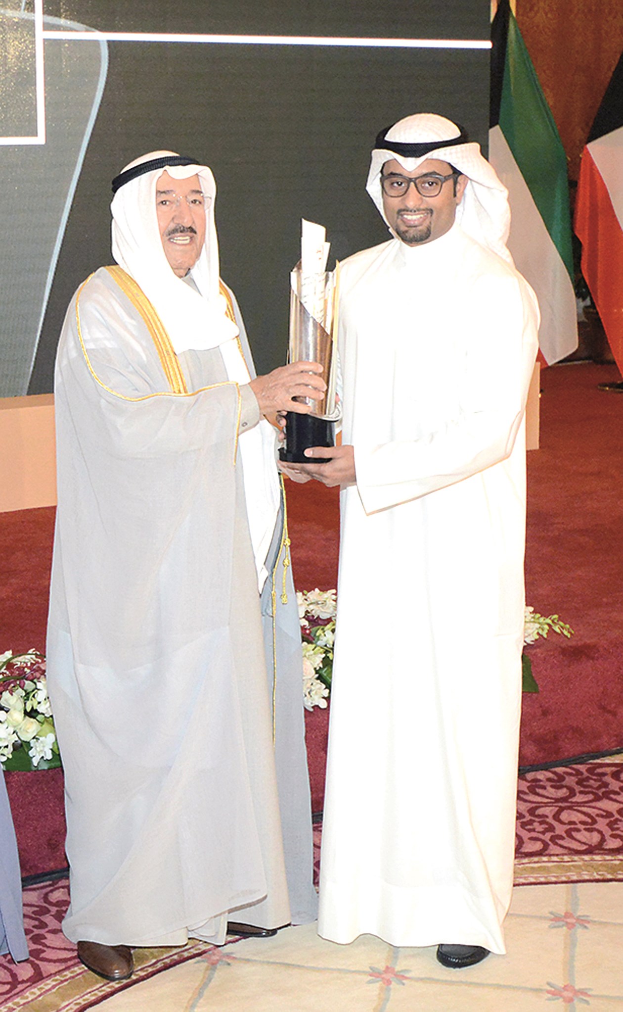 تكريم أحد الفائزين