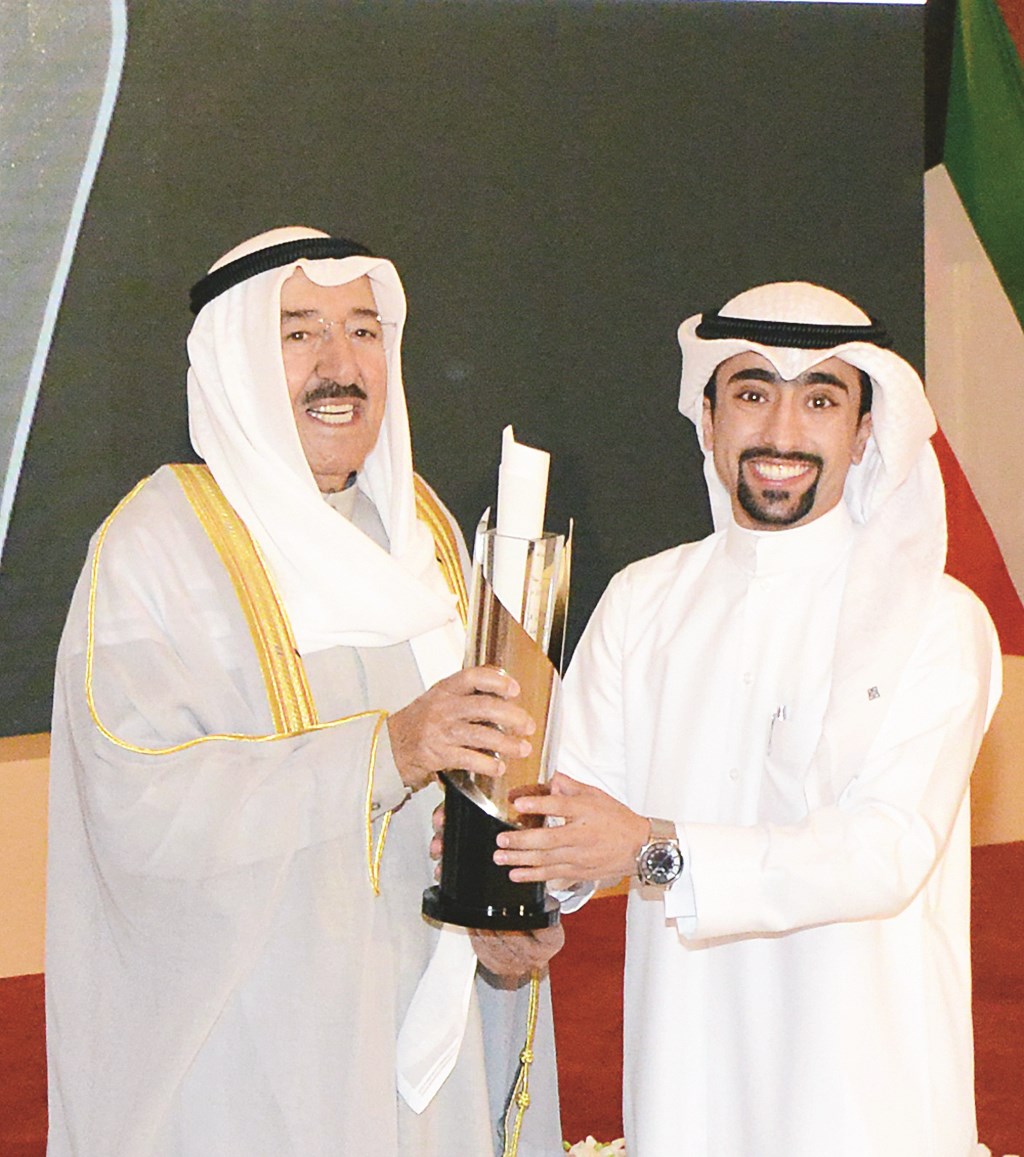 ... وتكريم آخر