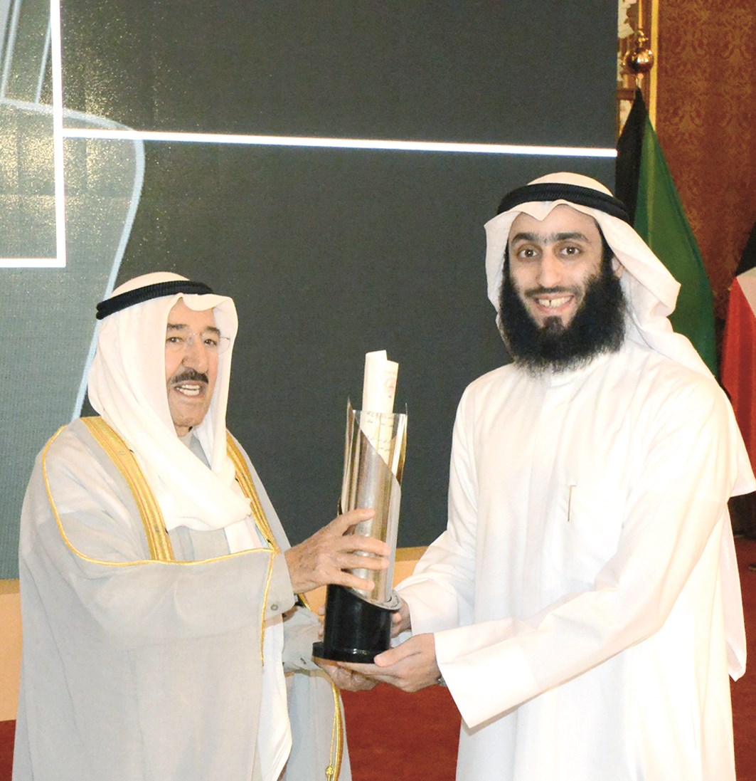 فائز يتسلم جائزته