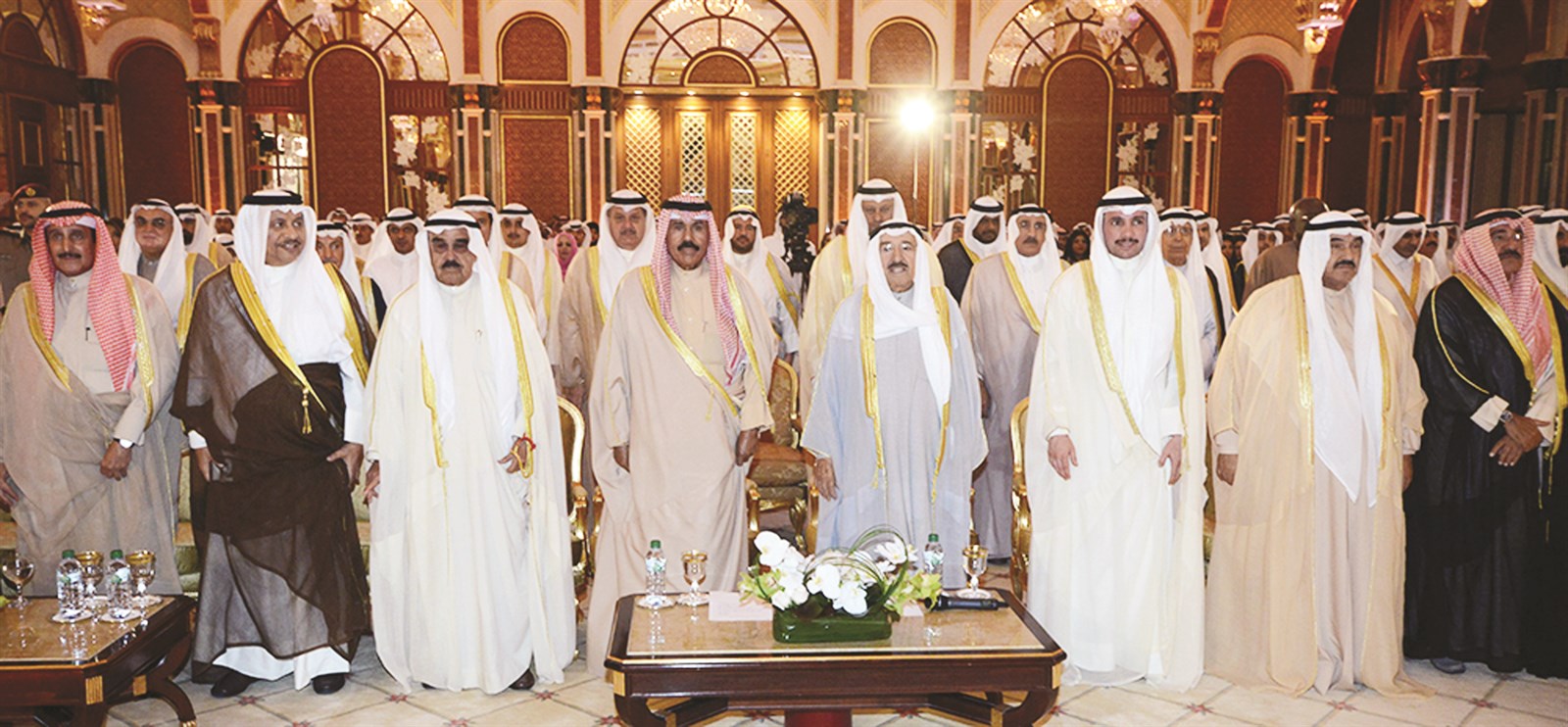 سموه متوسطا ولي العهد ورئيس مجلس الأمة وكبار الحضور مع بدء الاحتفال