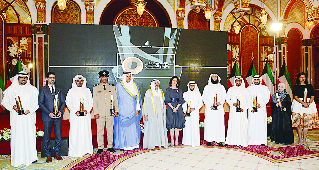 سمو الأمير متوسطا الحمود والفائزين