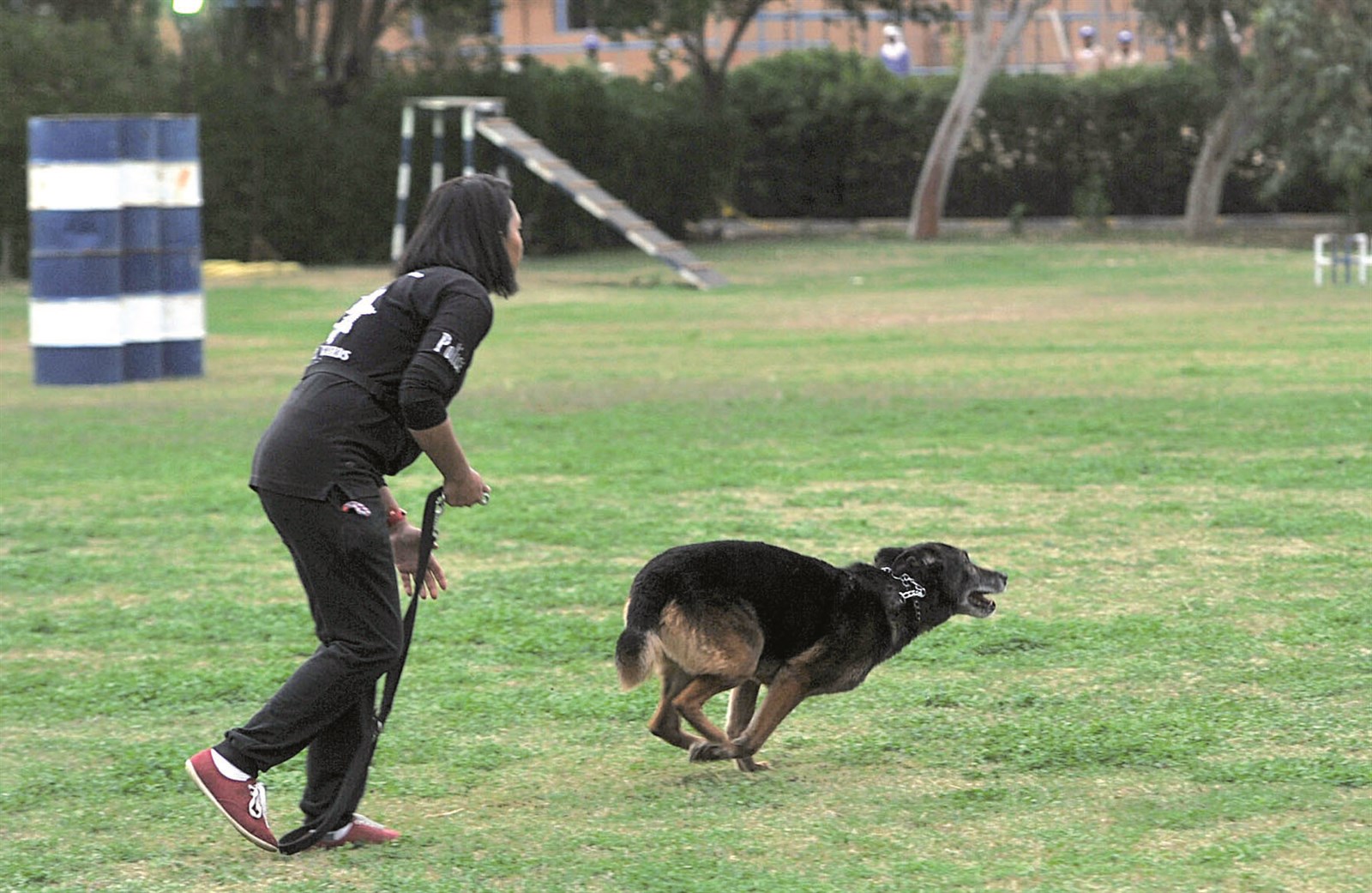 مدربة مع الكلب «روكسي»