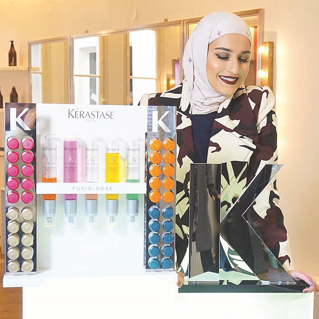 دلال الدوب تسعد عندما تتمكن من مساعدة المحجبة مثلها في اختيار الزي المناسب