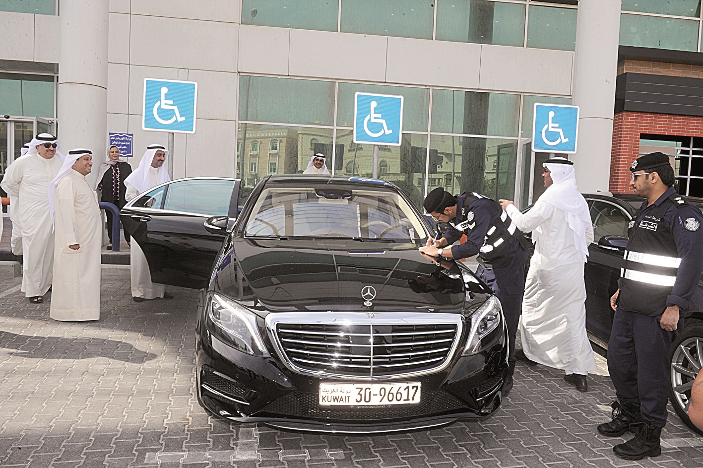 u0627u0644u0639u0644u064a u0645u0628u062au0633u0645u0627u064b u0644u0631u062cu0644 u0627u0644u0645u0631u0648u0631 u0648u0647u0648 u064au062du0631u0631 u0627u0644u0645u062eu0627u0644u0641u0629 (u062au0635u0648u064au0631 u0632u0643u0631u064au0627 u0639u0637u064au0629)