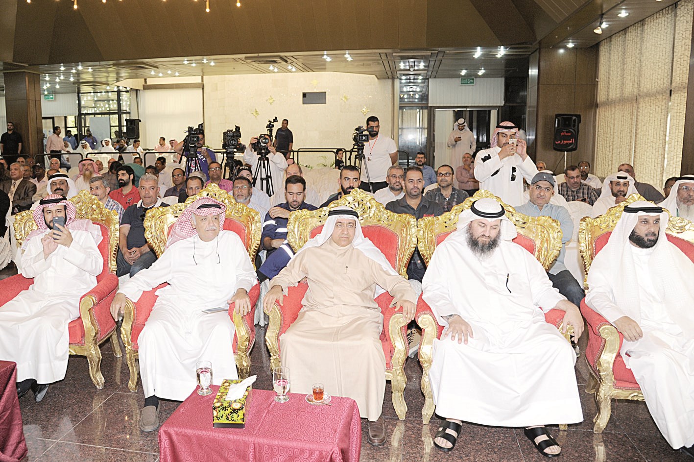 الحضور يتابعون وقائع الحفل