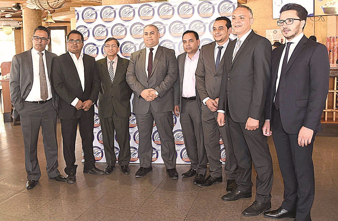 فريق العمل في لقطة جماعية