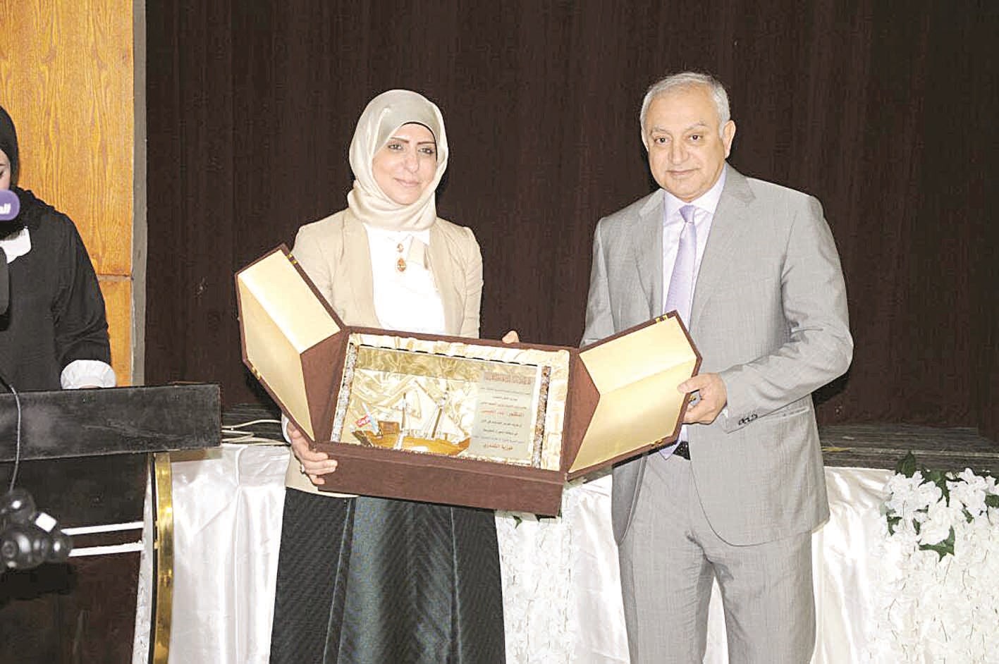 ... ومكرماً الموجهة العامة للاجتماعيات