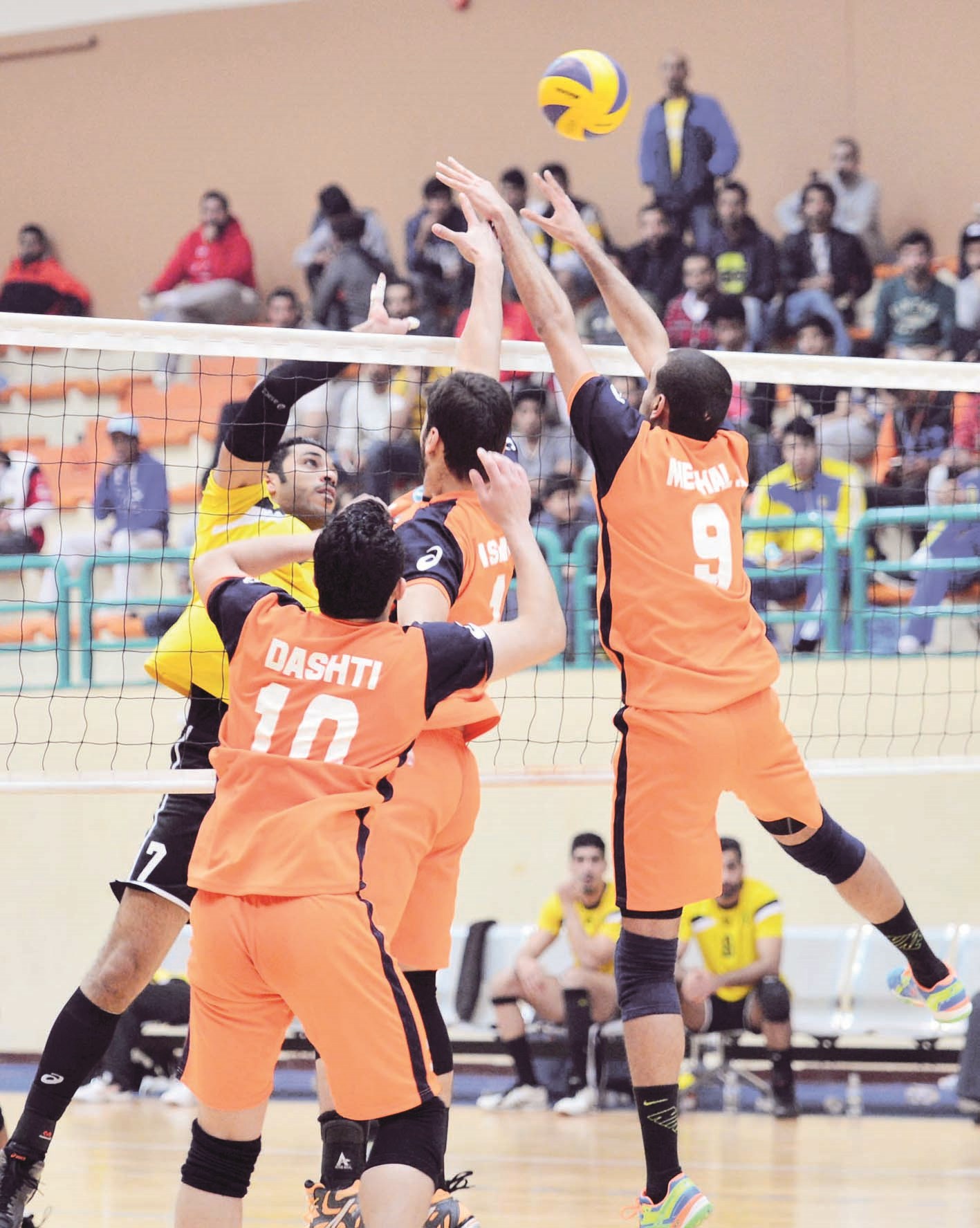 u062du0627u0626u0637 u0635u062f u0644u0643u0627u0638u0645u0629 u0623u0645u0627u0645 u0636u0631u0628u0629 u0633u0627u0642u0637u0629 u0645u0646 u0644u0627u0639u0628 u0627u0644u0642u0627u062fu0633u064au0629 u0639u0627u0645u0631 u0627u0644u0633u0644u064au0645 (u062au0635u0648u064au0631: u0645u0648u0633u0649 u0639u064au0627u0634)