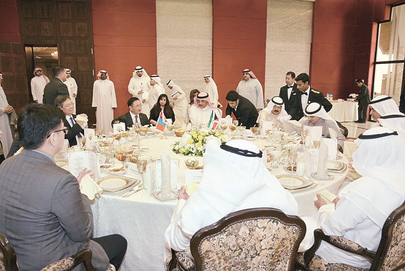 صباح الخالد وضيفه المنغولي على مائدة الغداء