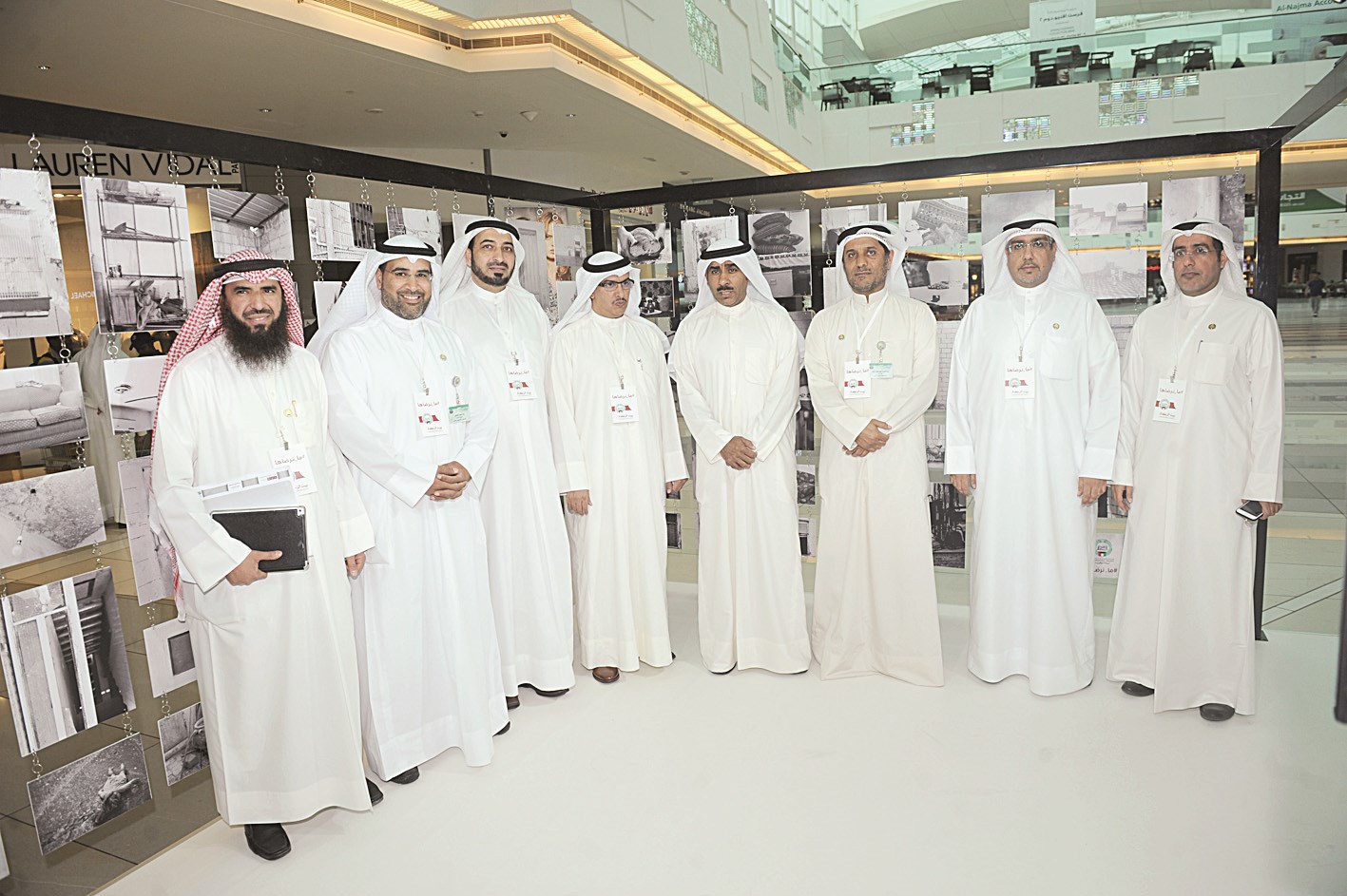 لقطة جماعية لعدد من موظفي بيت الزكاة