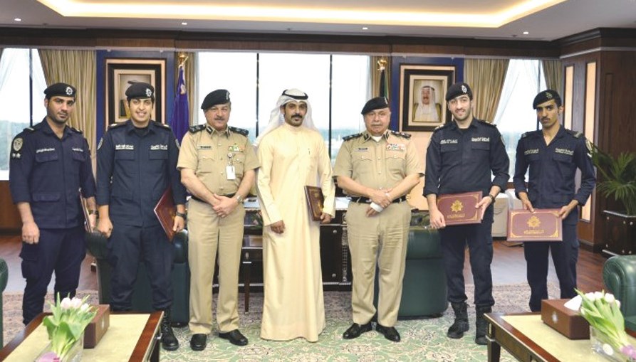 الفريق الفهد متوسطاً المكرّمين