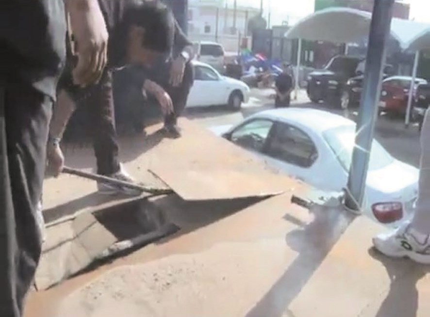 اسكندر يستخرج الحشيش من إحدى الشاحنات