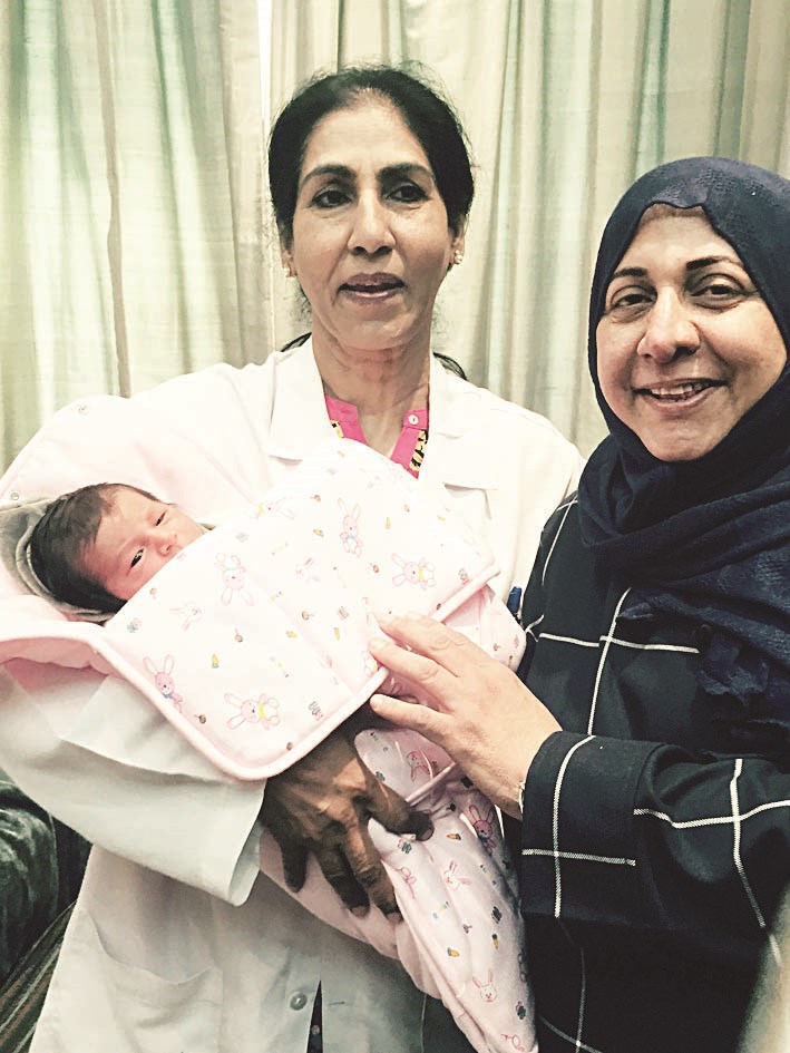 الجدة والحفيدة بيد لاكشمي