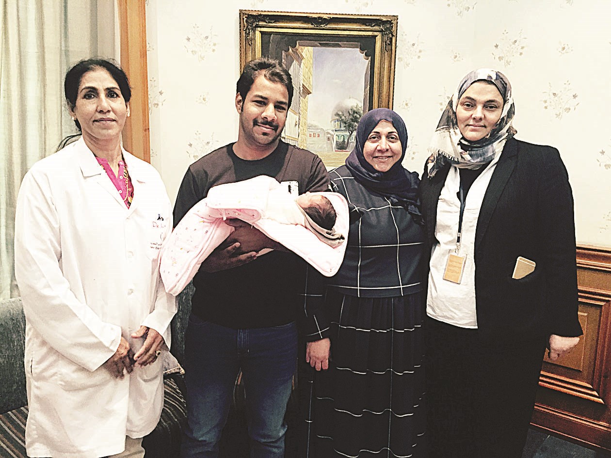 الدكتورة لاكشمي مع أنفال الصفار وزوجها ووليدها ووالدتها