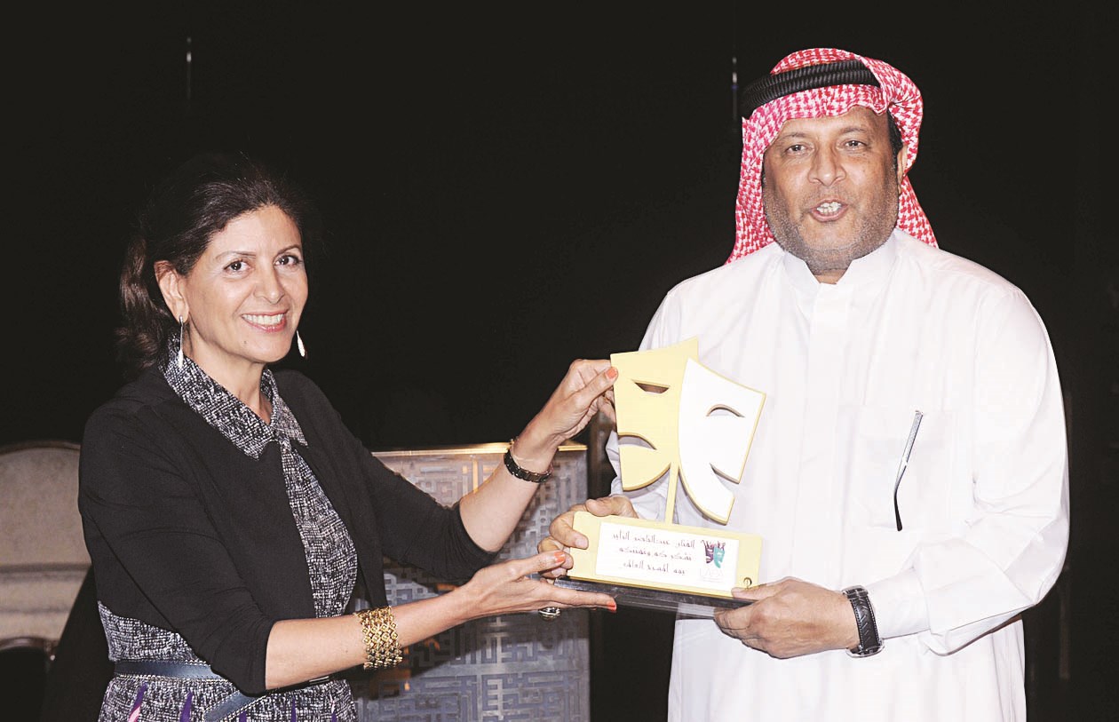 فارعة السقاف تكرّم عبدالناصر الزاير (تصوير زكريا عطية)