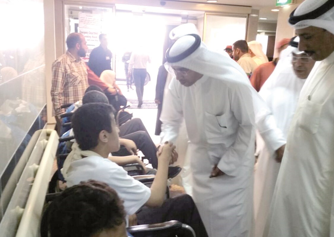 الأثري يصافح المصابين