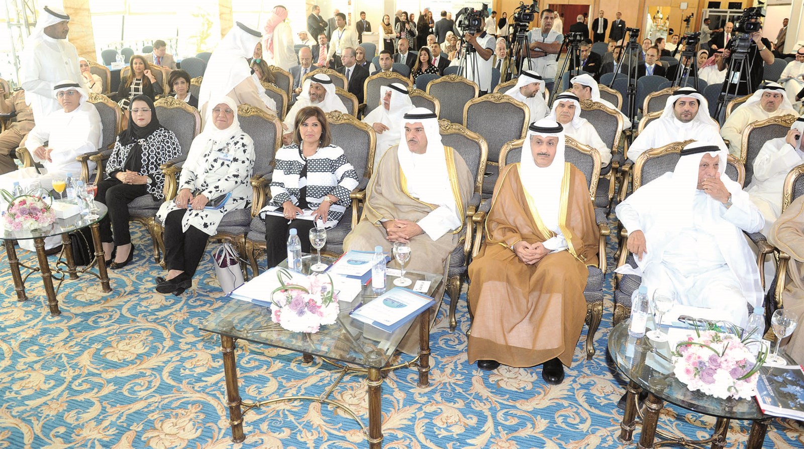 u0627u0644u062du0645u0648u062f u0648u0627u0644u0639u0646u062cu0631u064a u064au062au0648u0633u0651u0637u0627u0646 u0643u0628u0627u0631 u0627u0644u062du0636u0648u0631 u0641u064a u0627u0641u062au062au0627u062d u0627u0644u0645u0624u062au0645u0631 (u062au0635u0648u064au0631 u0632u0643u0631u064au0627 u0639u0637u064au0629)