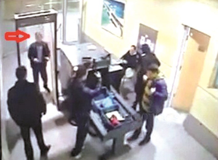 الخاطف يمر من بوابة التفتيش في مطار برج العرب