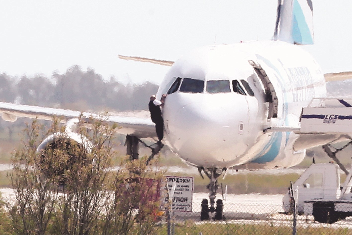 u0623u062du062f u0627u0644u0631u0643u0627u0628 u064au0647u0631u0628 u0645u0646 u0642u0645u0631u0629 u0642u064au0627u062fu0629 u0627u0644u0637u0627u0626u0631u0629 u0641u064a u0645u0637u0627u0631 u0644u0627u0631u0646u0643u0627     ( u0627 u0641 u0628)