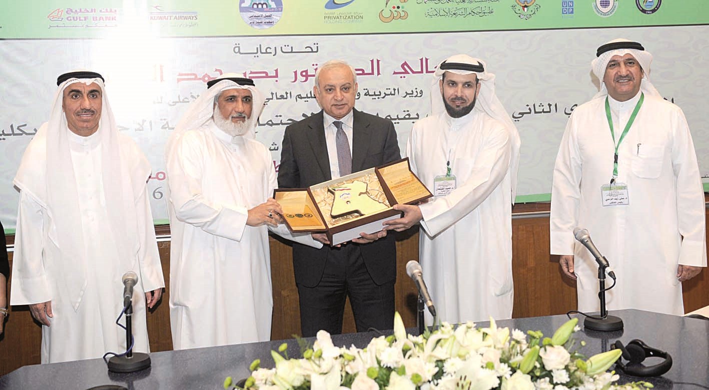 القشعان مكرماً العيسى