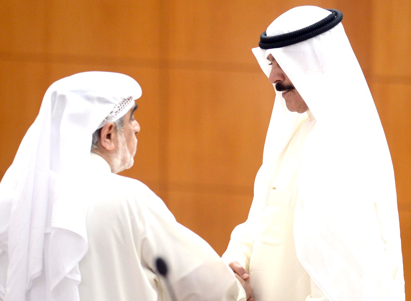 وزير الداخلية وعبدالصمد ... مصافحة ونقاش