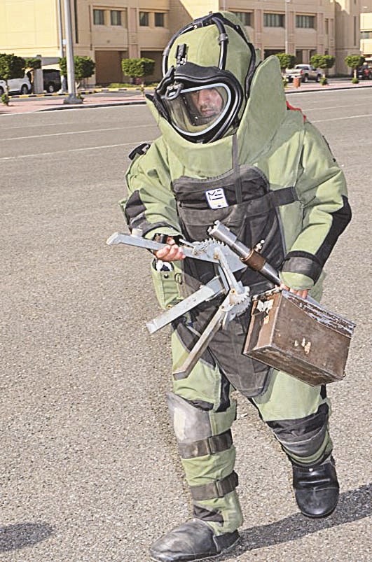 أحد العناصر يستخدم معدات التفجير للتخلص من اللغم