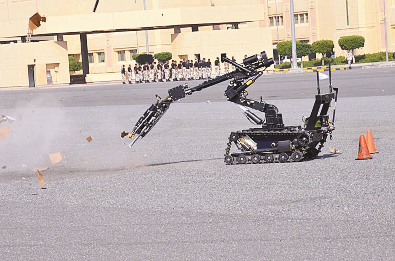 روبوت يفجر لغماً