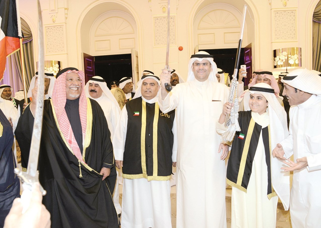 الجراح وإسحق يؤديان العرضة