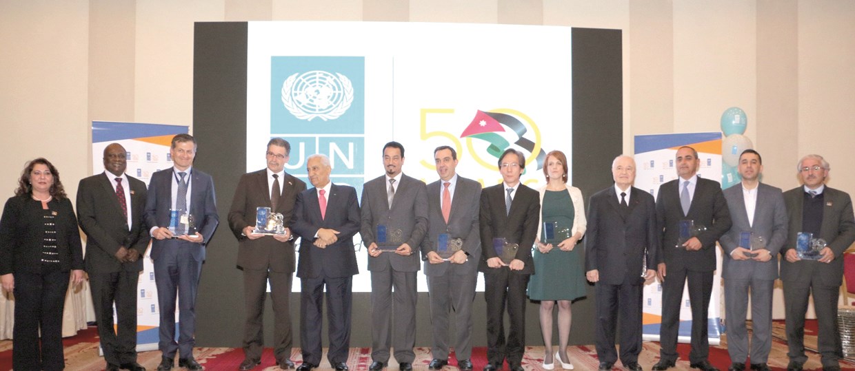 u0627u0644u062fu0639u064au062c u0628u0639u062f u062au0633u0644u0645u0647 u0627u0644u062fu0631u0639 u0627u0644u062au0643u0631u064au0645u064au0629 u0645u062au0648u0633u0637u0627 u0627u0644u0645u0634u0627u0631u0643u064au0646 u0641u064a u0627u0644u0627u062du062au0641u0627u0644u064au0629