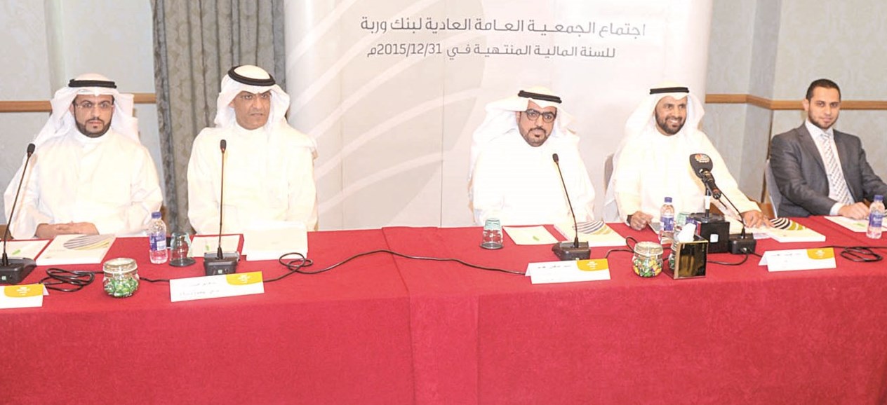 الجسار وشاهين الغانم خلال الجمعية العمومية (تصوير زكريا عطية)