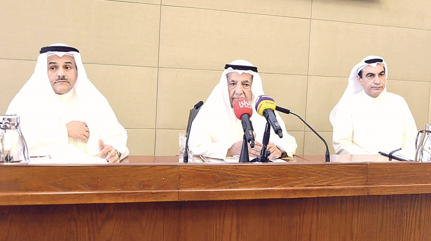 ... ومترئساً الاجتماع