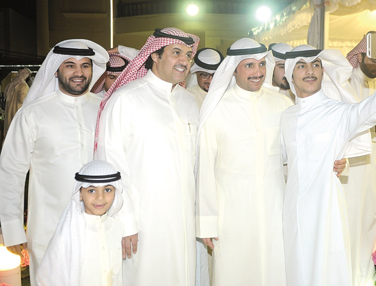 «سيلفي» مع الرئيس الغانم