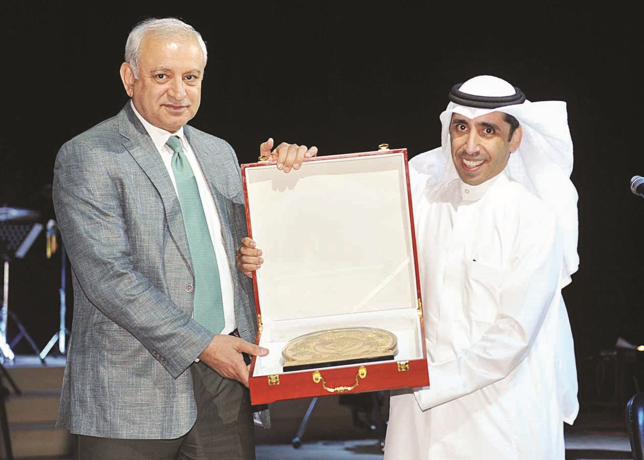 محمد الديهان يكرّم العيسى  (تصوير سعد هنداوي)