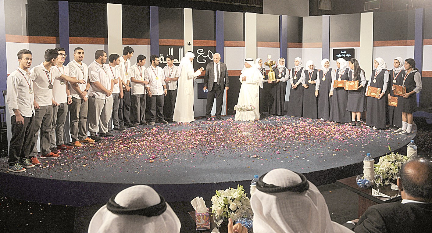 وزير التربية مع الطلبة الفائزين على المسرح    (تصوير زكريا عطية)