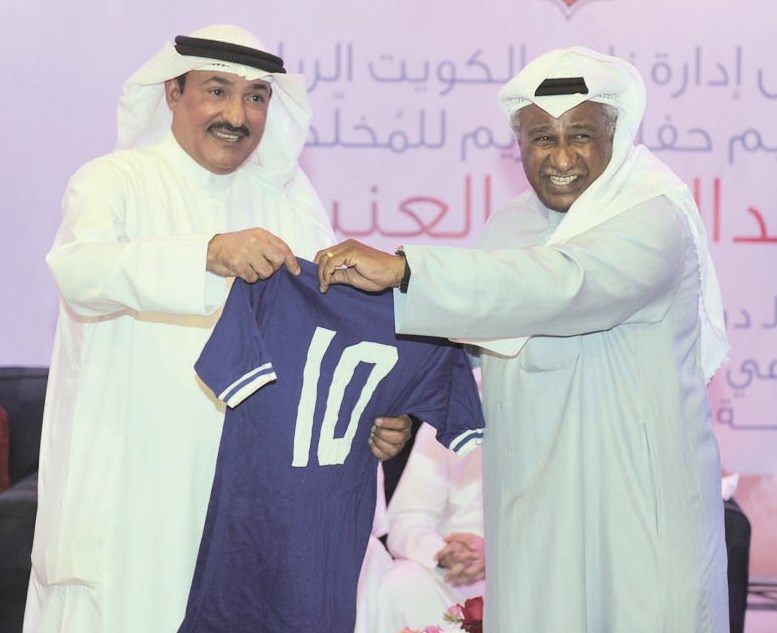 الحوطي يهدي العنبري فانيلة «الأزرق»