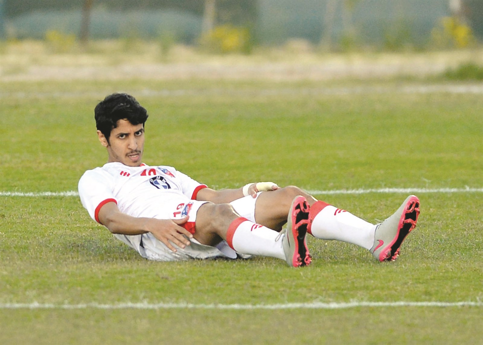 u0644u0627u0639u0628 u00abu0627u0644u0643u0648u064au062au00bb u0637u0644u0627u0644 u062cu0627u0632u0639 u0645u062du0628u0637u0627u064b u062eu0644u0627u0644 u0645u0628u0627u0631u0627u0629 u0641u0631u064au0642u0647 u0623u0645u0627u0645 u0627u0644u0641u062du064au062du064au0644 u0623u0645u0633 (u0627u0644u0623u0632u0631u0642 u062fu0648u062a u0643u0648u0645)