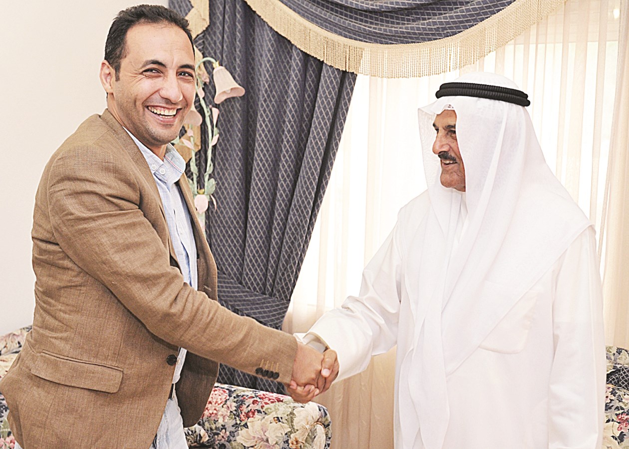 المزيدي مصافحاً الزميل أحمد زكريا