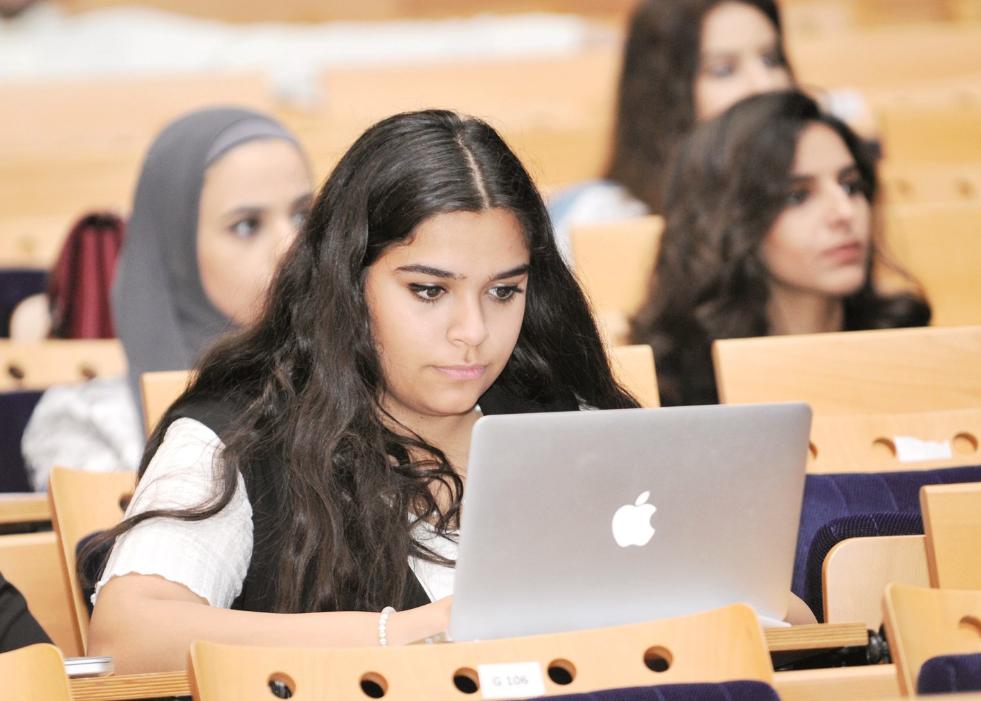 طالبات خلال المحاضرة