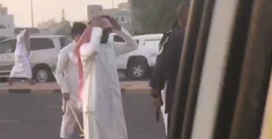 أحد المتجمهرين حاملاً عصا