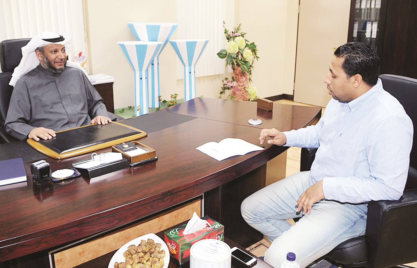 الفريج متحدثا للزميل علي العلاس          (تصوير كرم ذياب)