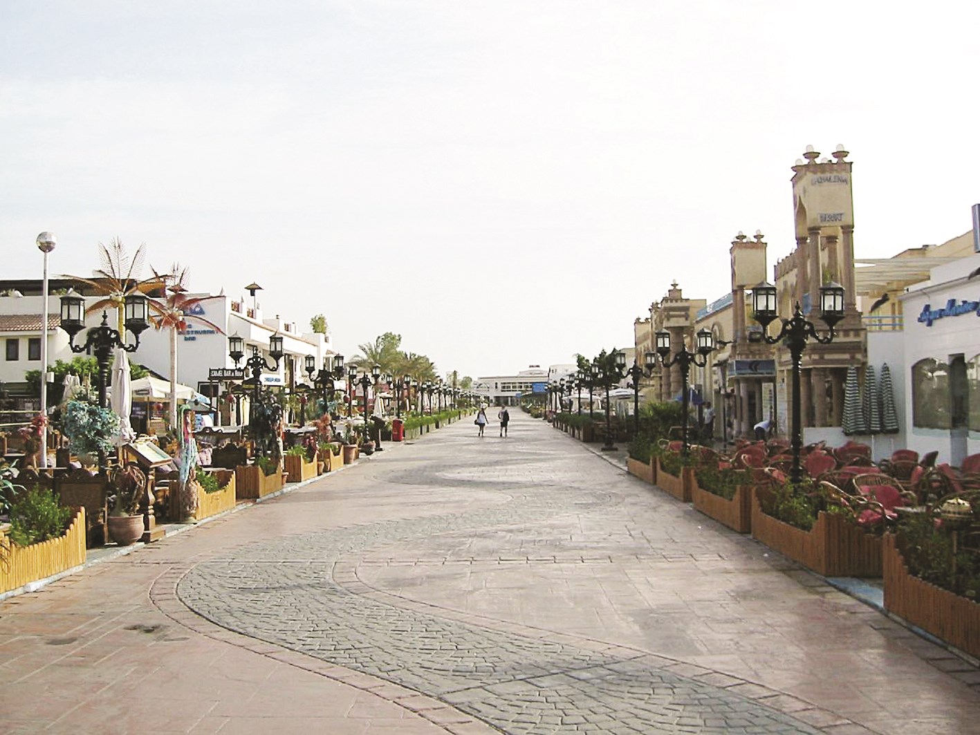 خليج نعمة... صعوبة الاختيار بين متعة التسوق ومعانقة الجمال