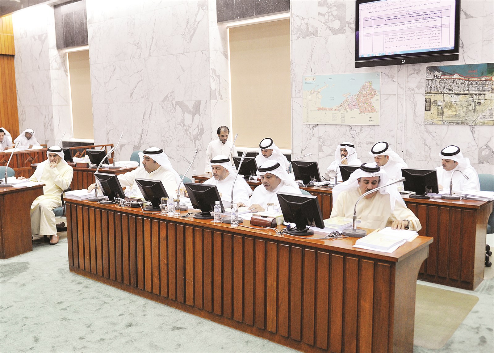 أعضاء «البلدي» ومتابعة لوقائع الجلسة (تصوير سعد هنداوي)