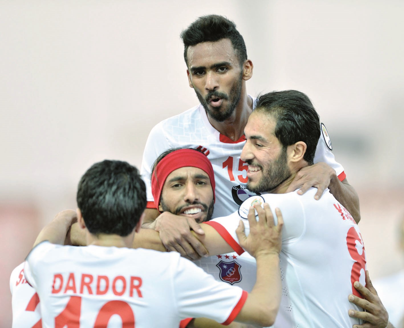 لاعبو «الكويت» يحتفلون بالهدف الثاني في مرمى خيطان أمس (الأزرق دوت كوم)