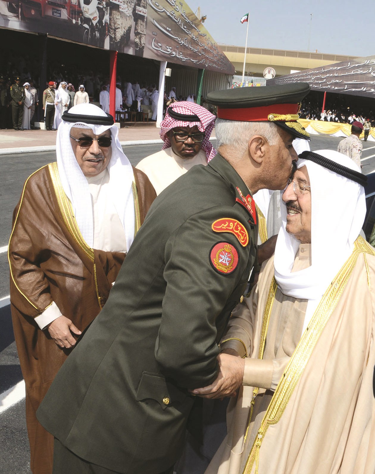 قبلة على رأس صاحب السمو بحضور الوزير الجراح