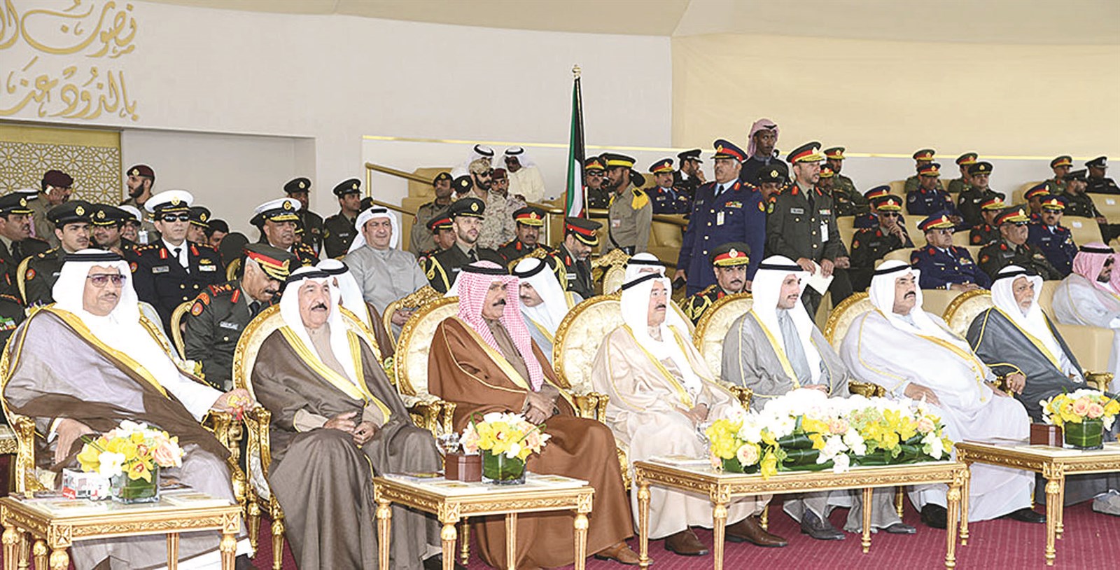 صاحب السمو متوسطا ولي العهد والغانم وكبار الحضور في حفل التخرج