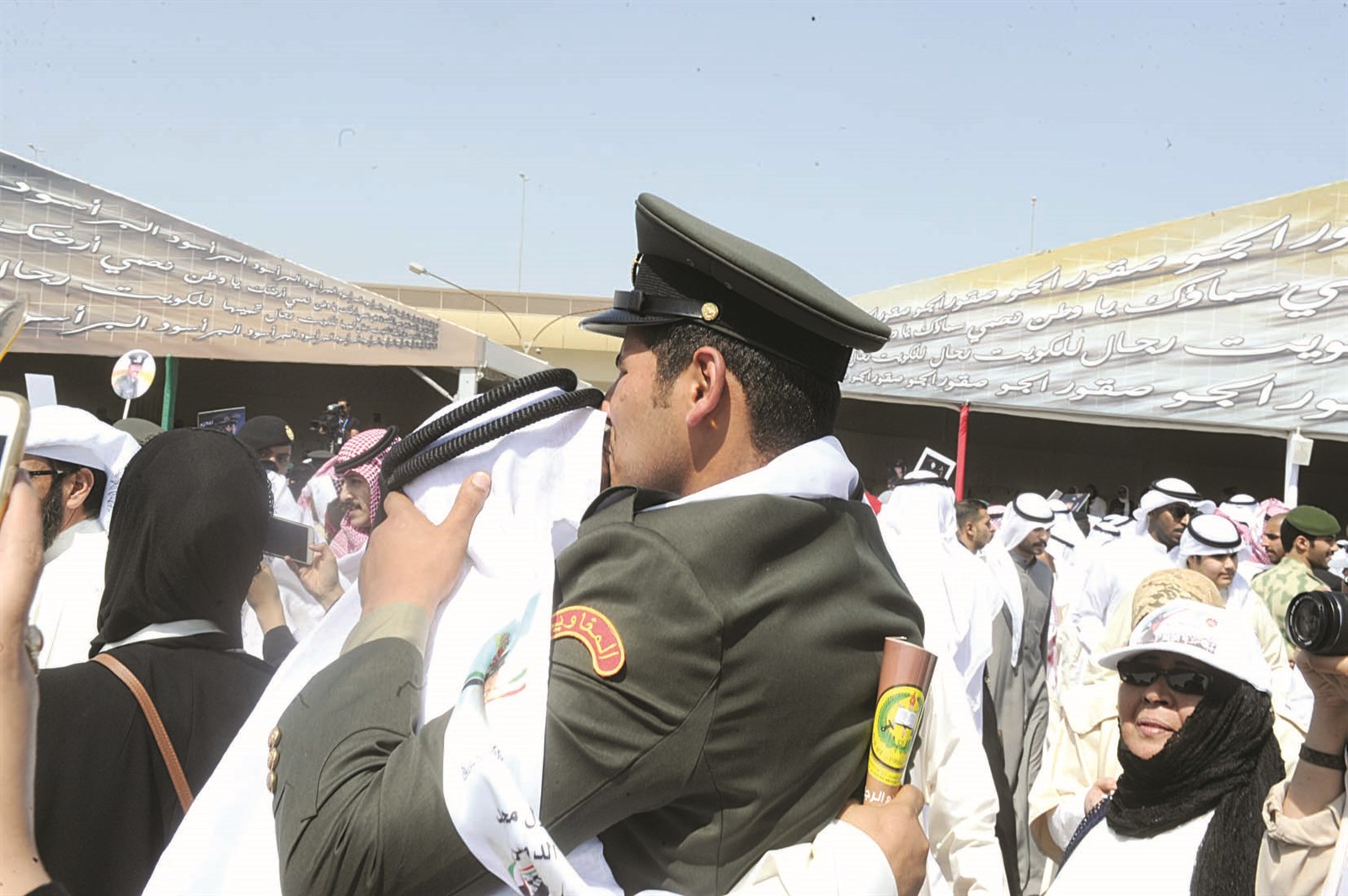 خريج يقبل رأس والده