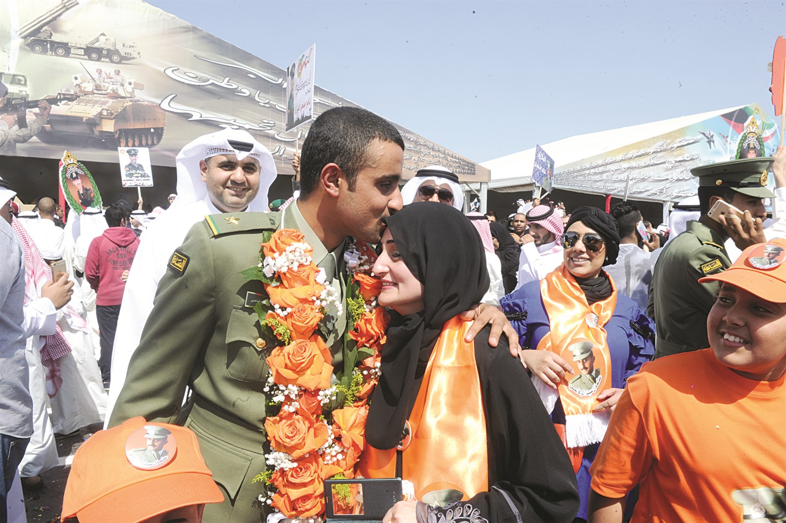 قبلة على رأس الوالدة