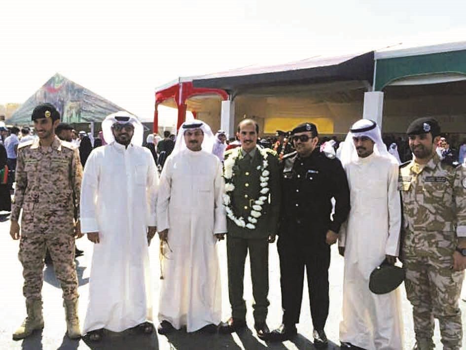 اللواء متقاعد طرقي سعود مع نجله الخريج محمد والرائد فهد طرقي والملازم مطلق ابوطفرة والنقيب حمود الدسم