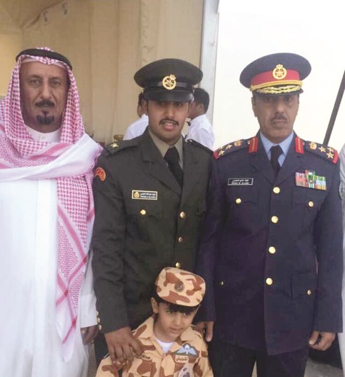 آمر سلاح الدفاع الجوي العميد الركن فهد مانع العجمي مع أخيه عبدالله ونجله الملازم فهد